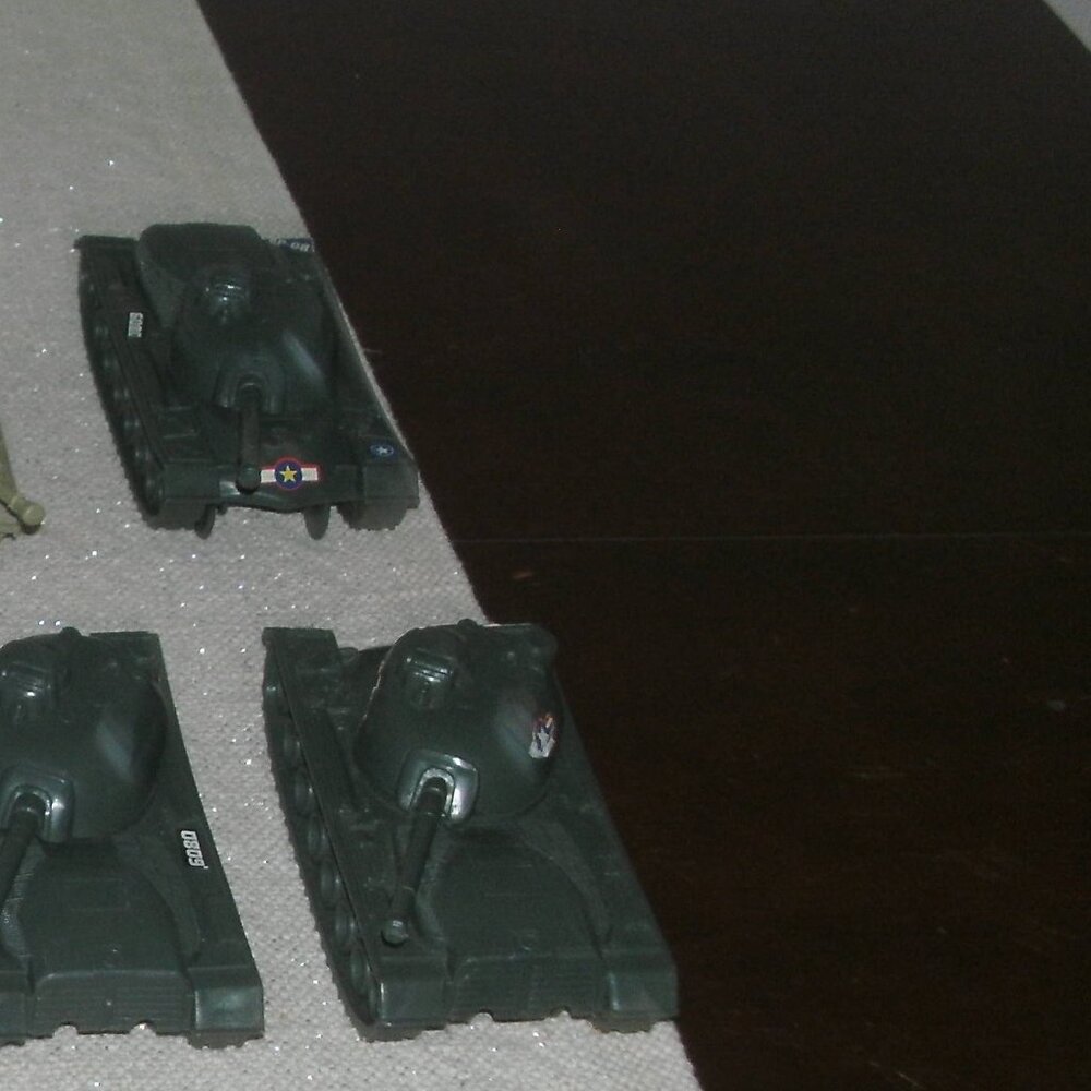SET of 15 Collectible Toy Plastic Army Tanks each 5" Green Yellow & Tan - Picture 8 of 10